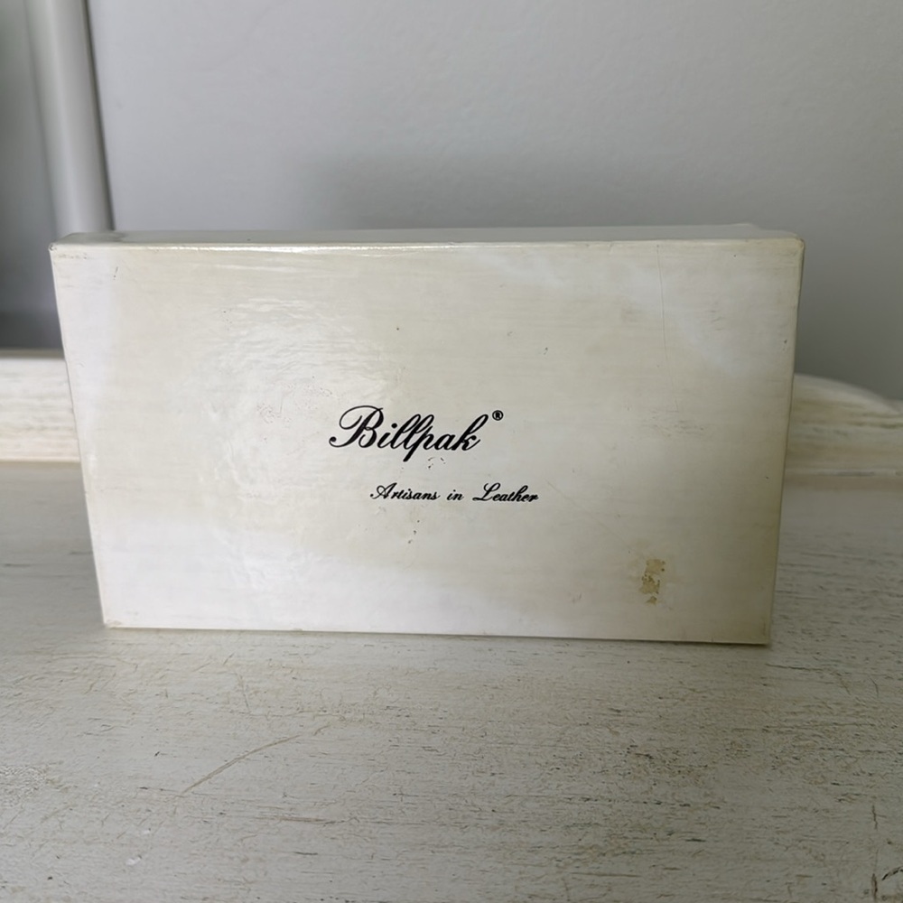 Vintage Sleek Navy Leather Wallet with Gold Clasp - Picture 3 of 8